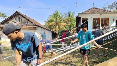 Semarak Kerja Bakti Menyambut HUT RI Ke-78 Bersama KKN 30 Unwahas di Desa Tambahsari