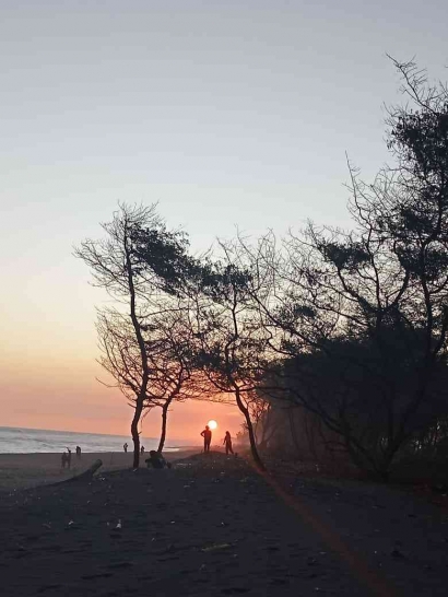Keromantisan Senja dan Matahari Terbenam di Pantai Goa Cemara