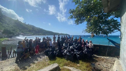 Mahasiswa KKN UNG gelar bersih-bersih pantai di Desa Langgula Batudaa Pantai