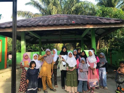 Bimbingan Bahasa Inggris dan Arab Demi Tercapainya Pendidikan yang Merata Mahasiswa KKN UIN SUSKA Riau