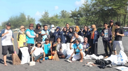 Tunjukan Kepedulian Lingkungan, KKN 176 Unej Sukses Mengadakan Gerakan Bersih Pantai Watu Pecak