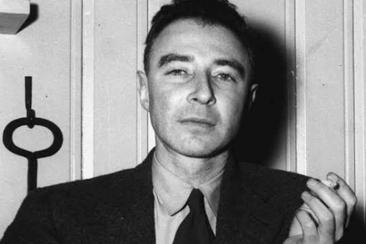 Kisah J. Robert Oppenheimer: Pemimpin Proyek Manhattan yang Kontroversial