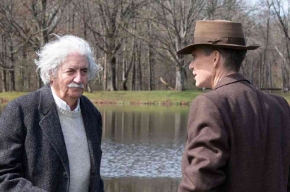 Dialog Oppenheimer dan Albert Einstein Saling Meratapi Karena Bom Atom