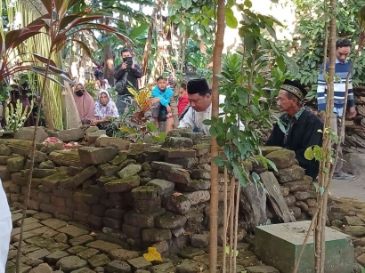 Warga Desa Jabon Kediri Menggelar Acara Bersih Desa di Makam Leluhur