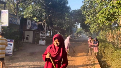 Membangun Indonesia dari Desa: Kerja Bakti Masyarakat Desa Pegongsoran Bersama UNNES GIAT 5