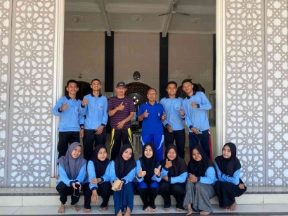 Jum'at Suci, Mahasiswa KKN MIT 16 UIN Walisongo Gelar Bersih-Bersih Masjid di Desa Weleri