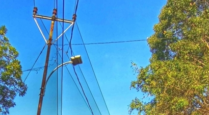 Kabel-Kabel Telepon dan Listrik di Kampung Kami