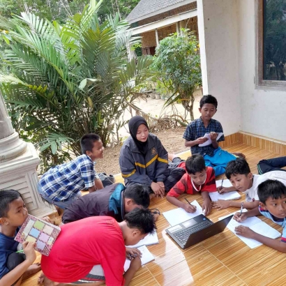 Tingkatkan Literasi, Mahasiswa KKNT 22 Unuha Membuka Les Bahasa Inggris di Desa Meluai Indah