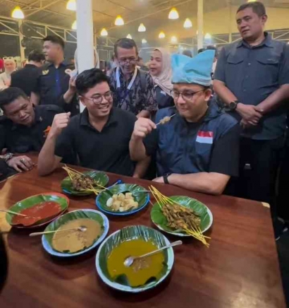 Anies Pilih Jenis Kuah Ini Ketika Santap Sate Padang di Restoran Depan Mesjid Raya Sumbar