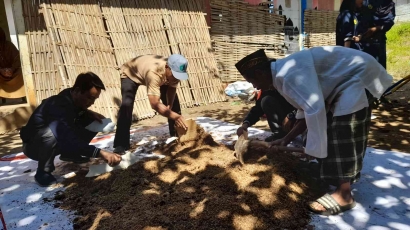 Mahasiswa KKN 16 Universitas Jember Berdaya Cipta: Mengubah Limbah Menjadi Berkah di Desa Curahpoh