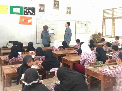 Wujudkan Desa Peduli Pendidikan, Mahasiswa KKN UPI Lakukan Kegiatan Mengajar di SDN 1 Linggajati