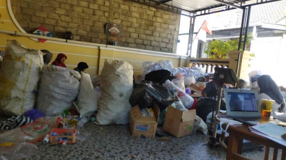 Yuk Menabung Sampah! Mahasiswa KKN-T Undip Gencarkan Program Menabung di Bank Sampah