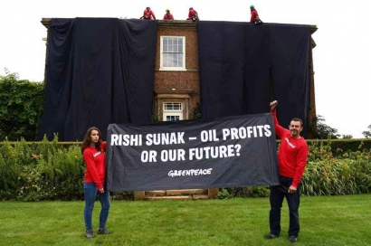 Aksi Nyeleneh Aktivis Greenpeace Tutupi Rumah PM Inggris dengan Kain Hitam