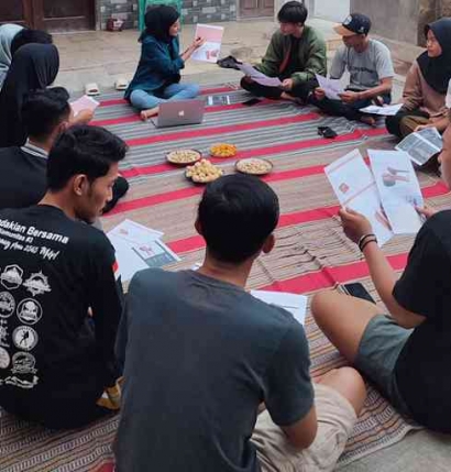 Mahasiswa KKN Undip Memberikan Edukasi Pentingnya UU ITE Agar Bijak Bersosial Media