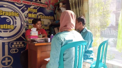 Dukung UMKM, Mahasiswa KKN UNS Adakan Sosialisasi Aplikasi Digital di Kampung Margomulyo, Banyuanyar