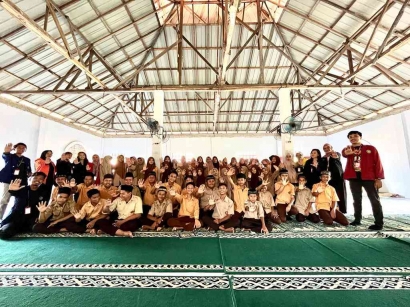 Mahasiswa KKN Kebangsaan XI Desa Cepala Mengadakan Pelatihan Canva di MTS Darul Ulum Cepala