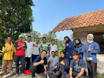 Mahasiswa KKN-T IPB Gandeng Peternak Desa Sukamaju Ubah Kotoran Kambing Menjadi Pupuk Organik Cair