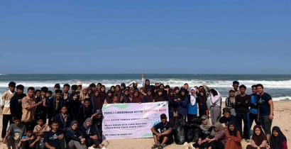 Tim KKNT-I IPB University Desa Sawarna Lakukan Gerakan  Coastal Clean Up Bersama Masyarakat