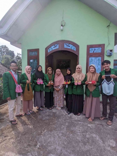 Kunjungan Mahasiswa KKN 106 IAIN di UMKM Kerajinan Rajut Ibu Retno, Ds. Tawang-Wates, Kediri