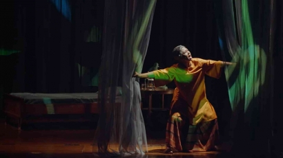 "Yang Tertinggal di Jakarta", Teater Monolog Titimangsa yang Nyaris Sempurna!