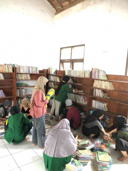 Dukung Peningkatan Literasi, Mahasiswa KKN IAIN Kediri Buka Donasi Buku