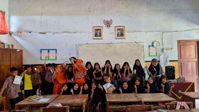 Lestarikan Foklor, Mahasiswa KKN Tim II UNDIP 2023 Ceritakan Folklor pada Murid SDN 02 Kertasari
