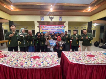 PKK Desa Mayong Kidul Tingkatkan Keterampilan Merangkai Buket Snack bersama Mahasiswa KKN Unisnu