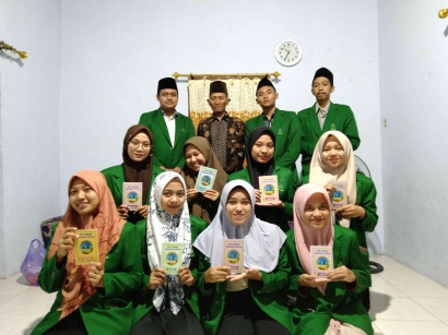 Mahasiswa IAIN Kediri Menyerahkan Donasi Kitab ke Pembina TPQ At-Talamidziah Kerep Tarokan