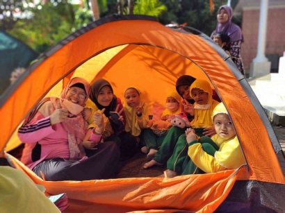 Tim KKN-T Umsida bersama TK ABA II Kedurus Memperkenalkan Camping Kids pada Anak
