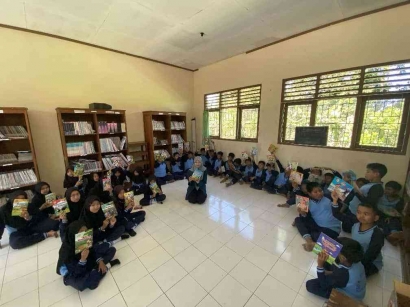 Mendukung Literasi Sastra, Mahasiswa KKN Undip Meningkatkan Koleksi Buku Sastra di SDN Klimas