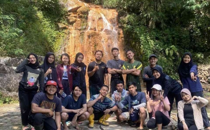 Mahasiswa Unnes Giat 5 Melakukan Revitalisasi Objek Wisata Klenting Kuning di Desa Kemawi