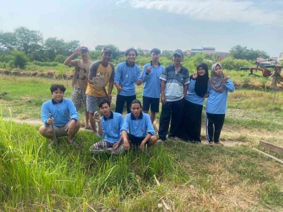 KKN MIT UIN Walisongo Posko 135 Bersama Warga Desa Bandungrejo Melakukan Penanaman 100 Bibit Pohon