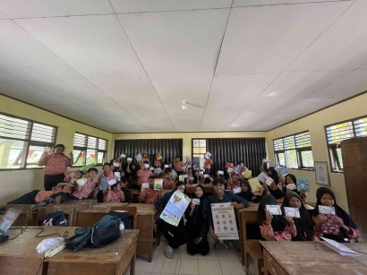 Bekal Keuangan untuk Masa Depan: Mahasiswi KKN Undip Kenalkan Menabung di SDN Tanjung 02