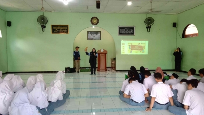 Mahasiswa Bekerja Sama dengan SMA Teuku Umar Semarang Dalam Kegiatan Spekara