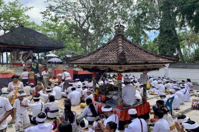 Asyiknya Menikmati Suasana Kuningan di Nusa Lembongan Bali