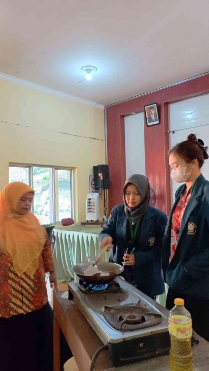 Cegah Stunting Melalui Gemar Ikan! Mahasiswi KKN Undip Ajarkan Pelatihan Pembuatan Nugget Ikan Lele