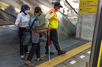 Mereka yang Selalu Sigap Membantu Penumpang Disabilitas di KRL Commuter Line
