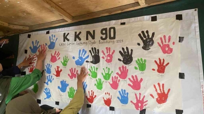 Cap Tangan dengan Anak-Anak RA Miftahurroja dalam Rangka Perpisahan dengan Mahasiswa KKN 90