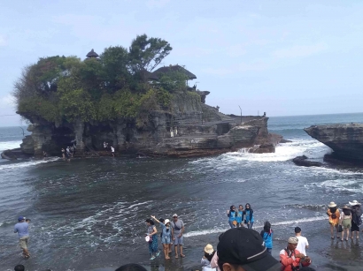 Tanah Lot Bali: Debur Ombak, Legenda dan Pesona Pura di Atas Batu Karang