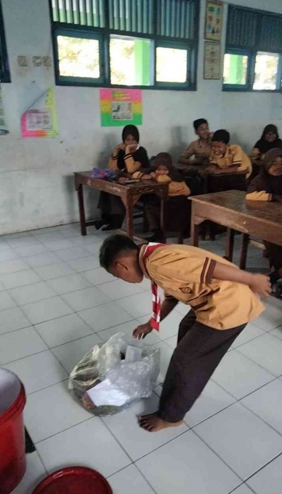 Mahasiswa KKN Undip Latih Generasi Muda Desa Kaligelang untuk Mengolah Sampah