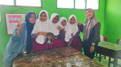 Mahasiswa KKN Tematik UPI Ajarkan Siswa MI Salafiyah Eksperimen Membuat Es Krim Putar Tanpa Freezer