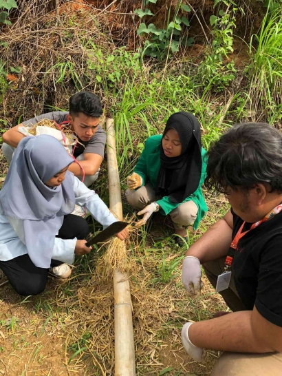 Edukasi Pembuatan Pupuk Kompos di Jorong Jariangau oleh Mahasiswa KKN Unand Nagari Suliki 2023