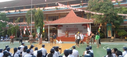Dramatisasi Puisi SMP Xaverius 1 Palembang Untuk Kemerdekaan