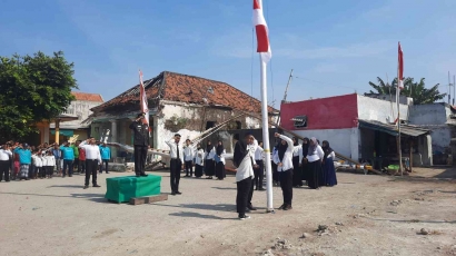 Memperingati HUT RI Ke-78, Kelompok Nelayan Kecamatan Kwanyar Gelar Upacara Pengibaran Bendera
