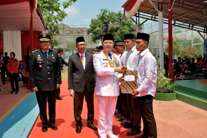 Gubernur Bengkulu Secara Simbolis Menyerahkan Remisi Umum di Lapas Bengkulu pada HUT RI Ke - 78