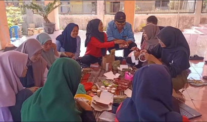 Gencar Promosikan Produk Lokal Desa Kaligedang, KKN 25 UMD UNEJ Bersinergi Bersama Masyarakat Desa