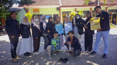 Kelompok KKN 158 UMD UNEJ Mengajak Siswa SD Tenggir dalam Pemanfaatan Kembali Sampah Plastik