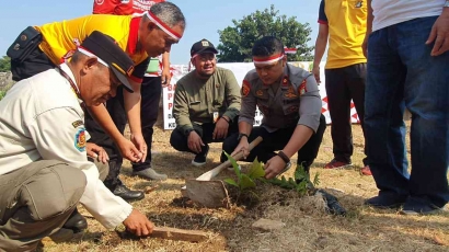 Peduli Terhadap Lingkungan, Polsek Tanjung Duren Meriahkan HUT kemerdekaan ke-78 Adakan Penghijauan