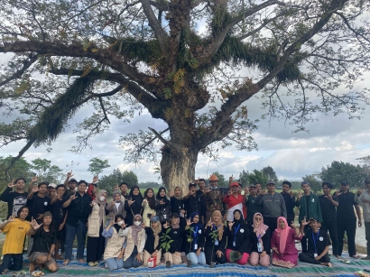 HUT RI ke 78 KKN UIN Sunan Kalijaga Gelar Aksi Reboisasi Waduk Desa Semarum