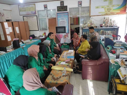 Edukasi Pembuatan Pupuk Kompos oleh Mahasiswa KKN Unand 2023 bersama Siswa/i SMPN 1 Suliki
